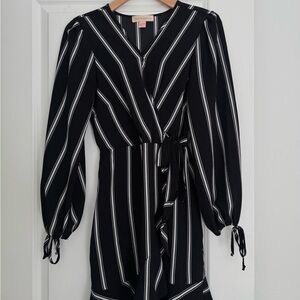 Band of Gypsies women’s black & white long sleeve ruffle hem dress size small